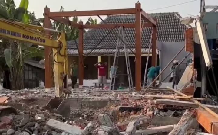 Heboh Rumah Kasun di Purwoasri Sukosewu Dirobohkan Ekskavator, Ada Apa?